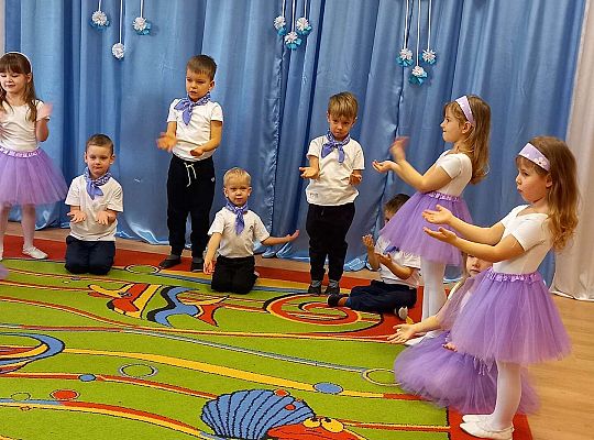 Dzieci tańczą dla zaproszonych gości