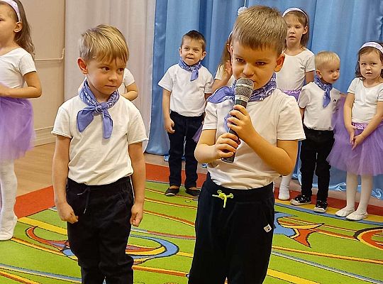 Dzieci recytują wierszyk