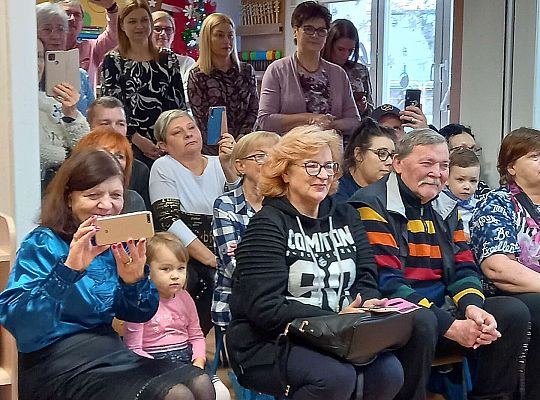 Dziadkowie oglądają występ