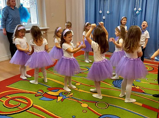 Dzieci tańczą dla zaproszonych gości