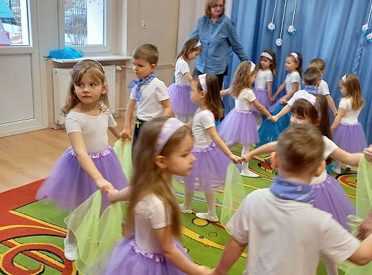 Dzieci tańczą dla zaproszonych gości