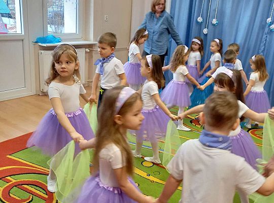 Dzieci tańczą dla zaproszonych gości