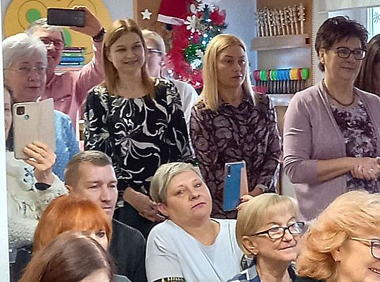 Dziadkowie oglądają występ