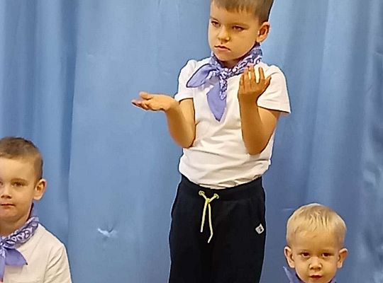 Dzieci tańczą dla zaproszonych gości