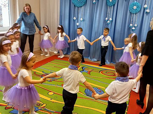 Dzieci tańczą dla zaproszonych gości