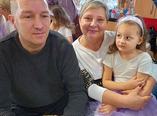 Przedszkolaki ze swoimi dziadkami