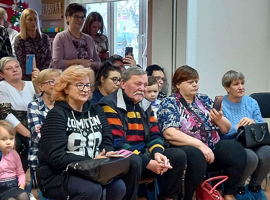 Dziadkowie oglądają występ