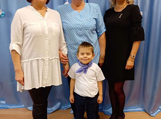 Chłopiec ze swoją babcią oraz Paniami