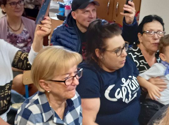 Dziadkowie oglądają występ