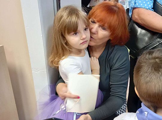 Dzieci wręczają upominki zaproszonym babciom i dziadkom