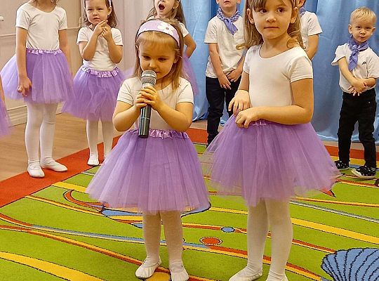 Dzieci recytują wierszyk