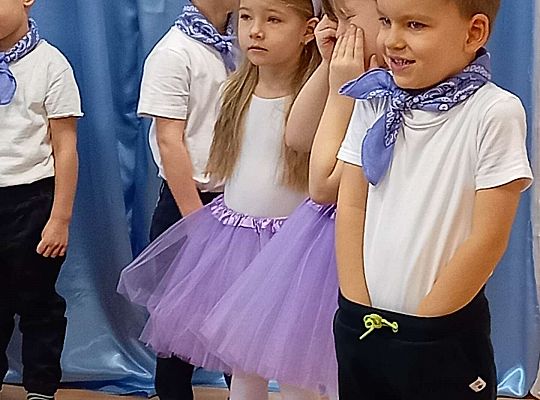 Dzieci śpiewają sto lat