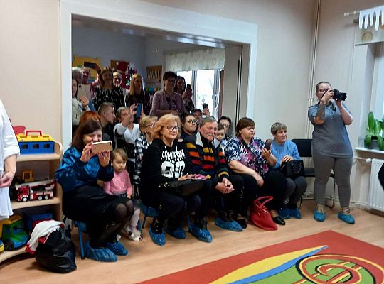 Dziadkowie oglądają występ