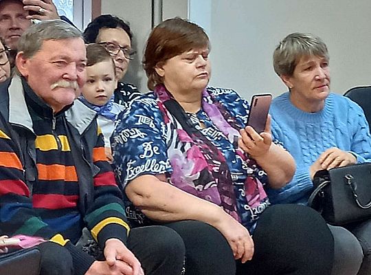 Dziadkowie oglądają występ