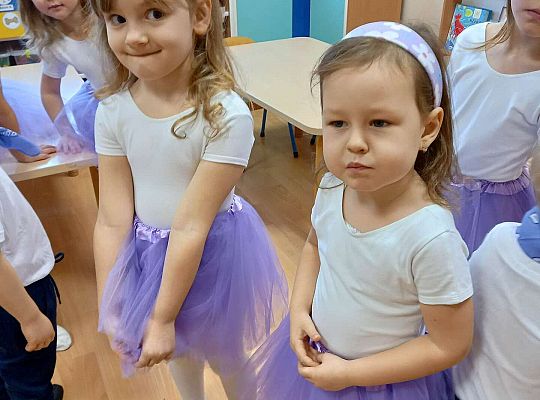 Dzieci przygotowują się do występu
