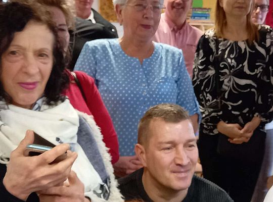 Dziadkowie oglądają występ