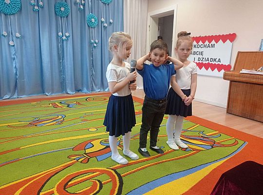 Dzieci recytują wierszyki