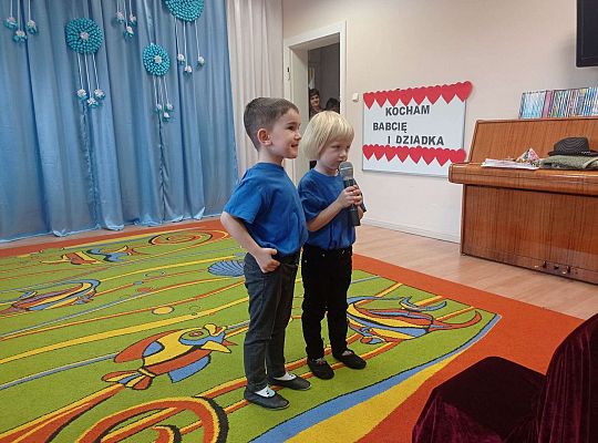 Dzieci recytują wierszyki