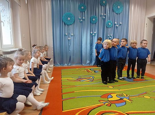 Chłopcy tańczą Zorbę