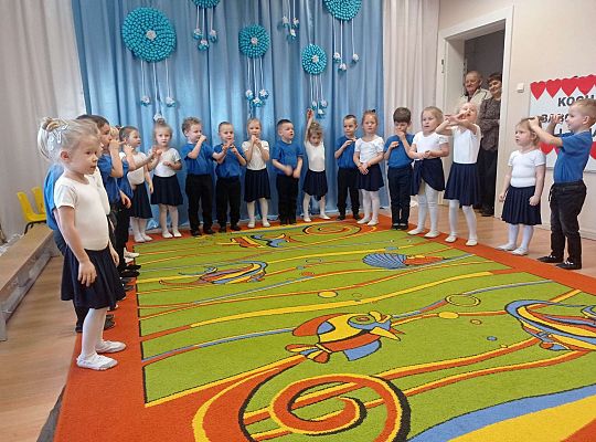 Dzieci śpiewają piosenkę dla dziadka