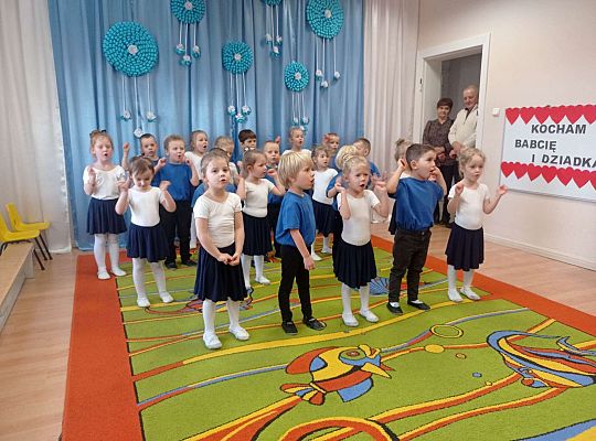 Dzieci śpiewają piosenkę dla dziadka i babci