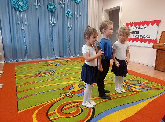 Dzieci recytują wierszyki