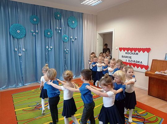 Dzieci wchodzą na salę