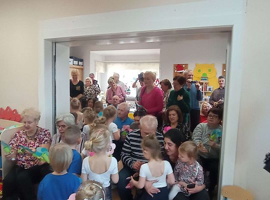 Dzieci składają życzenia babciom i dziadkom