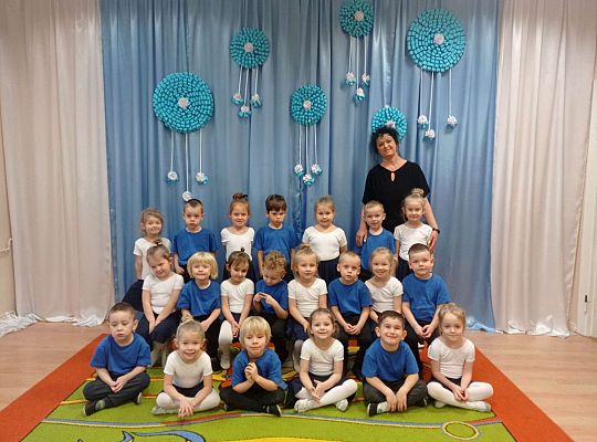 Zdjęcie grupowe przed występem dla Babć i Dziadków