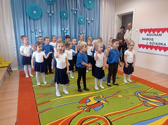 Dzieci śpiewają sto lat dla dziadka