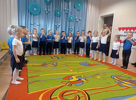 Dzieci śpiewają piosenkę dla dziadka