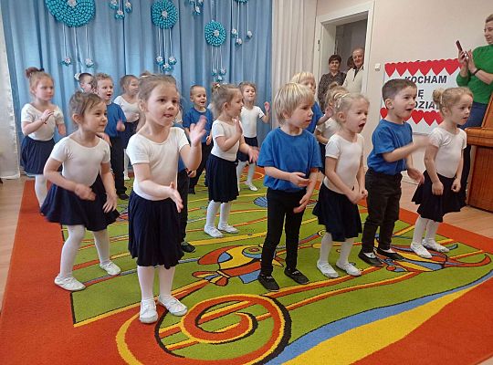 Dzieci tańczą wspólny taniec dla babci i dziadka