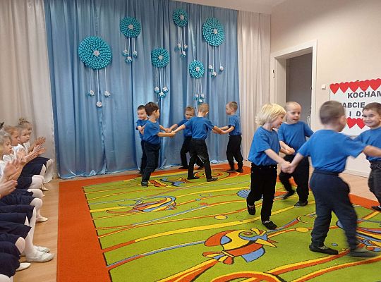 Chłopcy tańczą Zorbę