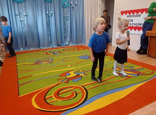 Dzieci recytują wierszyki