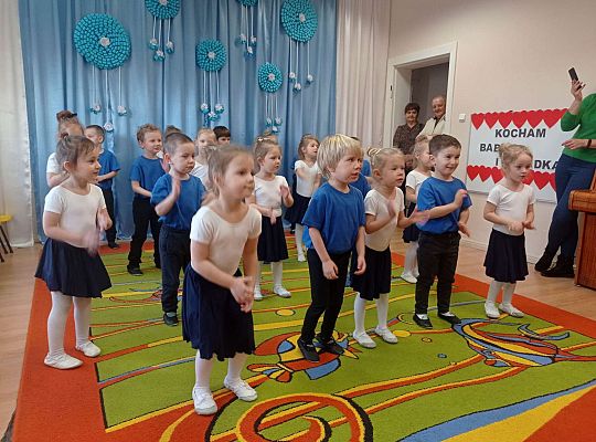 Dzieci tańczą wspólny taniec dla babci i dziadka