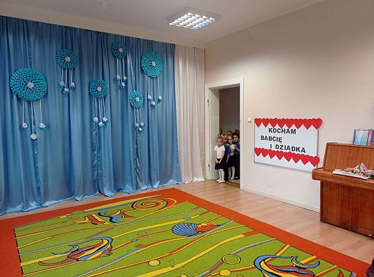 Dzieci wchodzą na salę