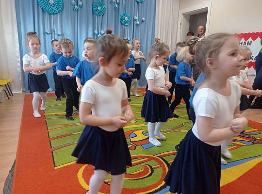 Dzieci tańczą wspólny taniec dla babci i dziadka