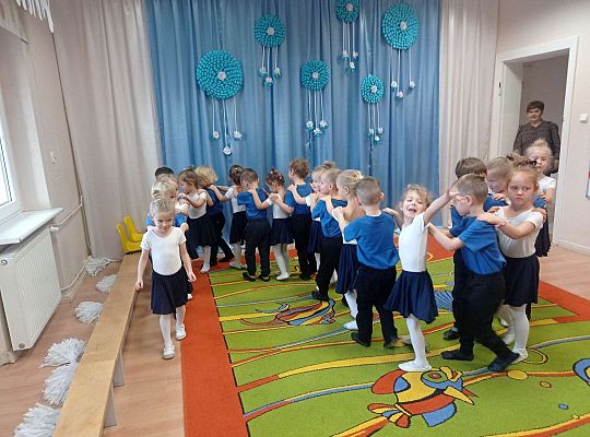 Dzieci wchodzą na salę