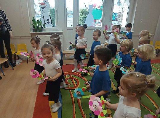 Dzieci składają życzenia babciom i dziadkom