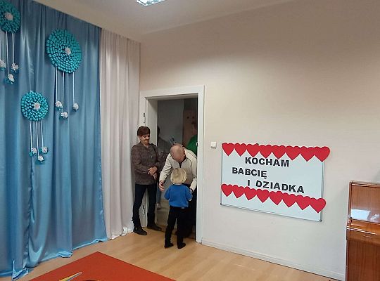 Dzieci składają życzenia babciom i dziadkom