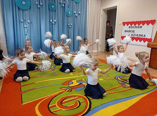 Dziewczynki tańczą z pomponami