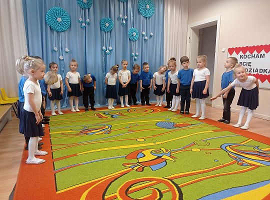 Dzieci śpiewają piosenkę dla babci