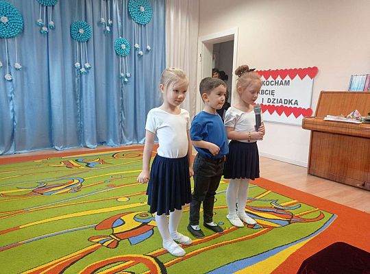 Dzieci recytują wierszyki