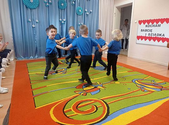 Chłopcy tańczą Zorbę