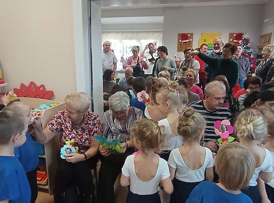 Dzieci składają życzenia babciom i dziadkom