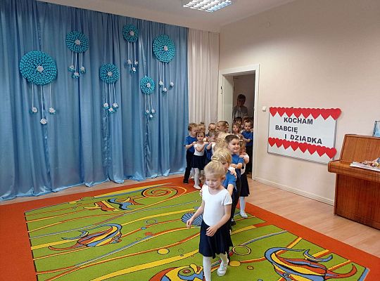 Dzieci wchodzą na salę