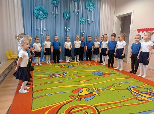 Dzieci śpiewają piosenkę dla babci