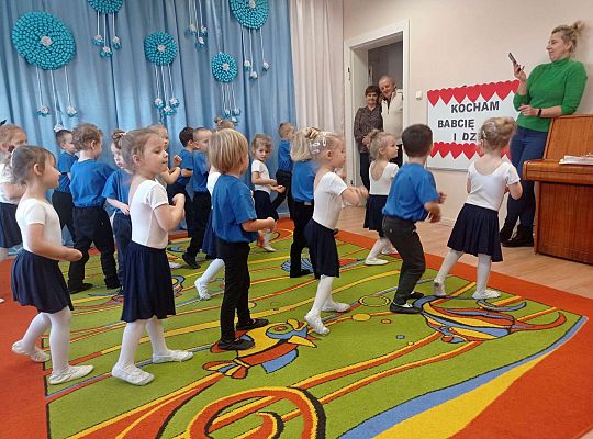 Dzieci tańczą wspólny taniec dla babci i dziadka