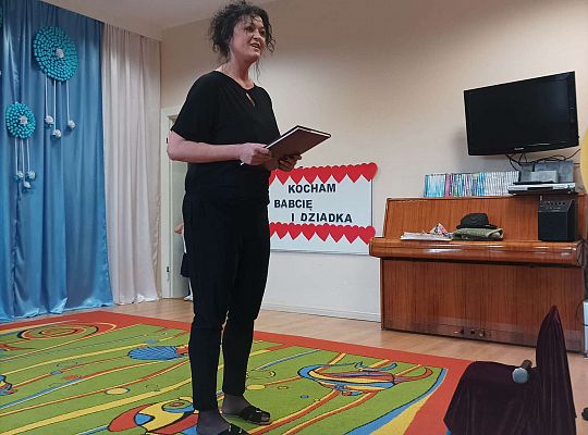 Pani wychowawczyni wita zebranych gości