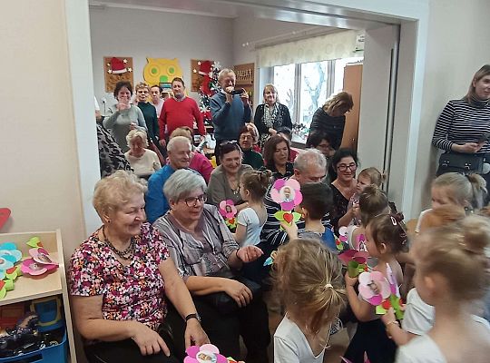 Dzieci składają życzenia babciom i dziadkom